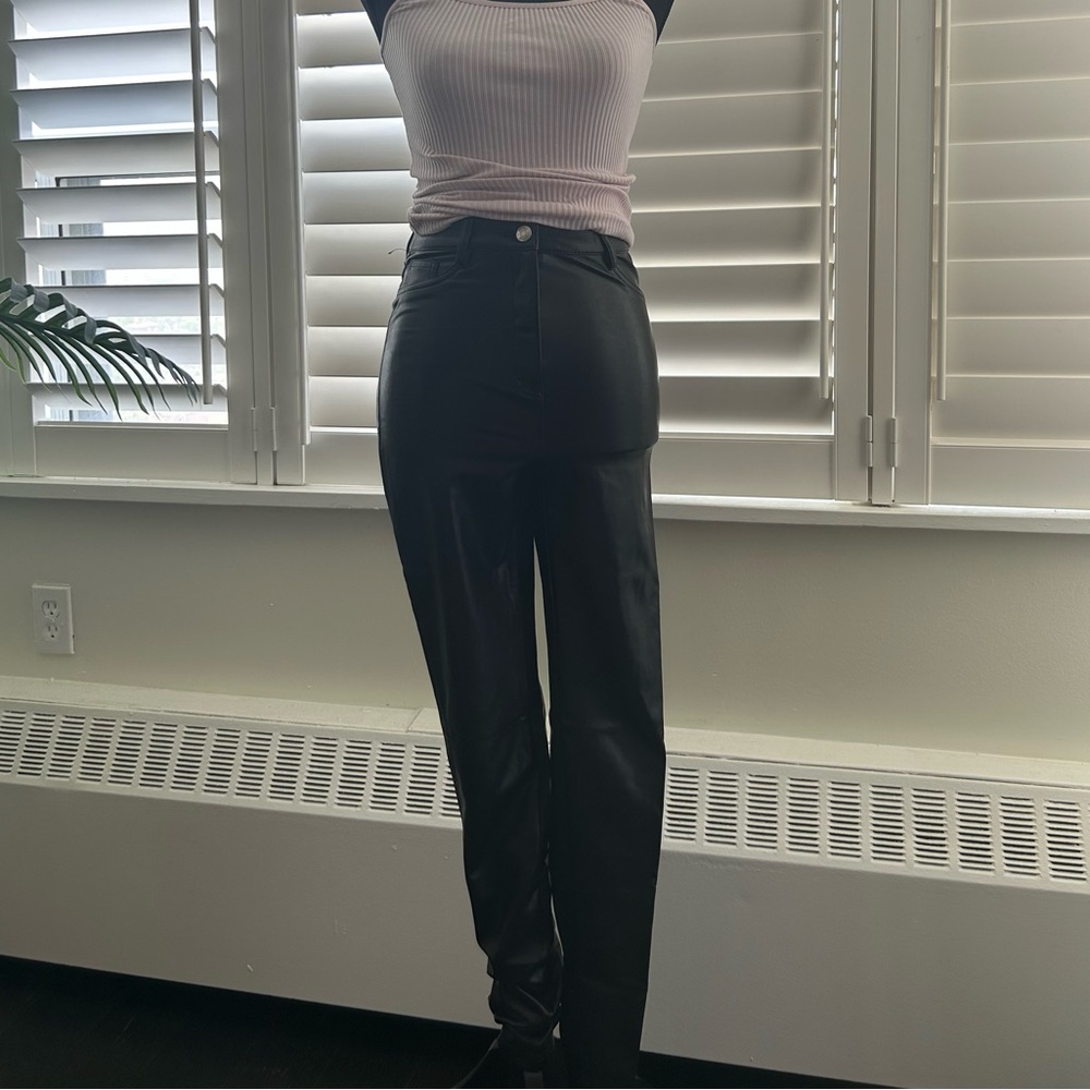 Aritzia Wilfred Black leather charm pants. Size 0